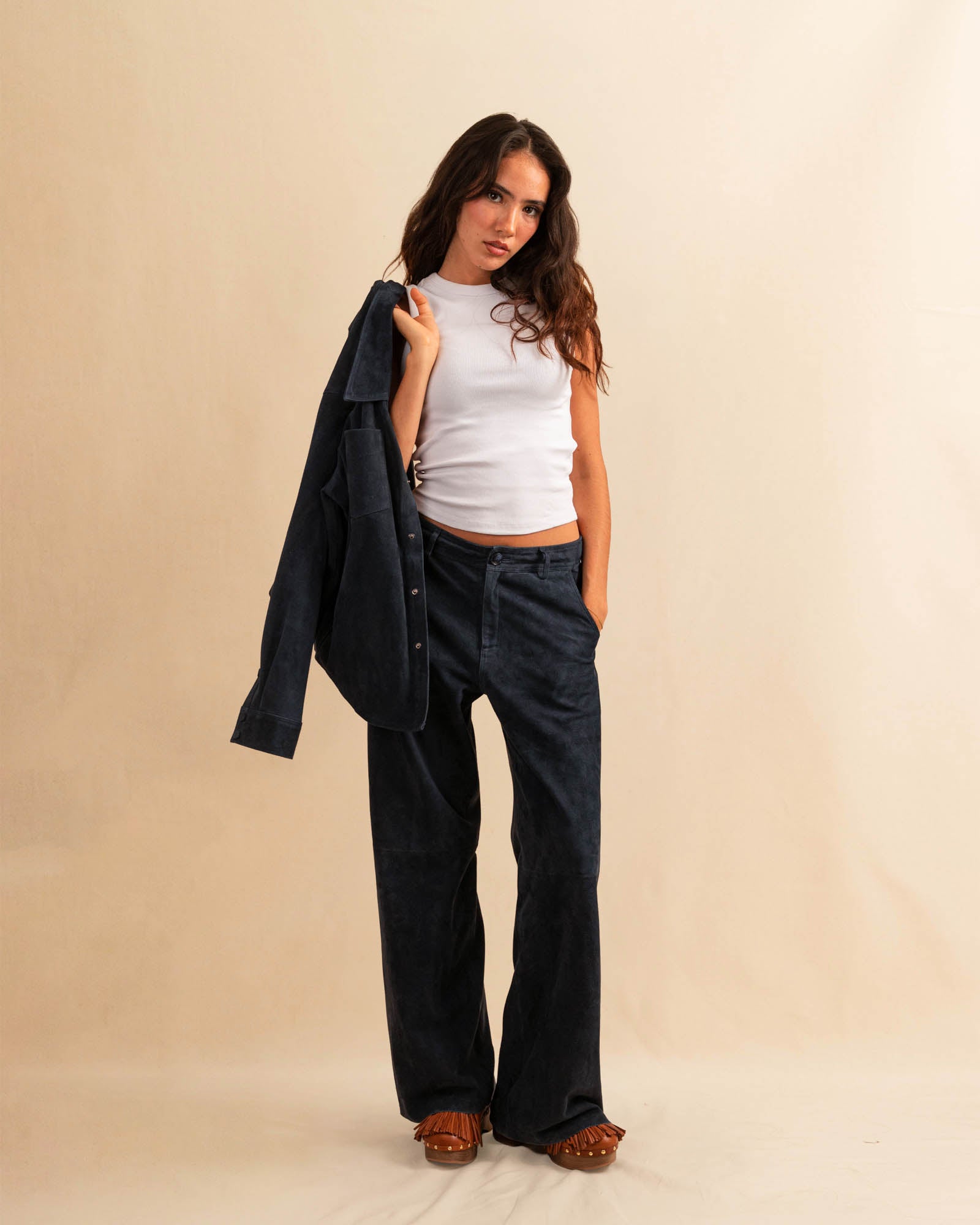 Unsere Wide Leg Leather Pants CLEO ist aus feinstem Veloursleder gefertigt und besticht durch seine sanft ausgestellte A-Linienform. Die weich fliessende Silhouette schmeichelt der Figur und verleiht dem Look eine besondere Note – lässig und stilvoll zugleich.