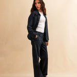 Unsere Wide Leg Leather Pants CLEO ist aus feinstem Veloursleder gefertigt und besticht durch seine sanft ausgestellte A-Linienform. Die weich fliessende Silhouette schmeichelt der Figur und verleiht dem Look eine besondere Note – lässig und stilvoll zugleich.