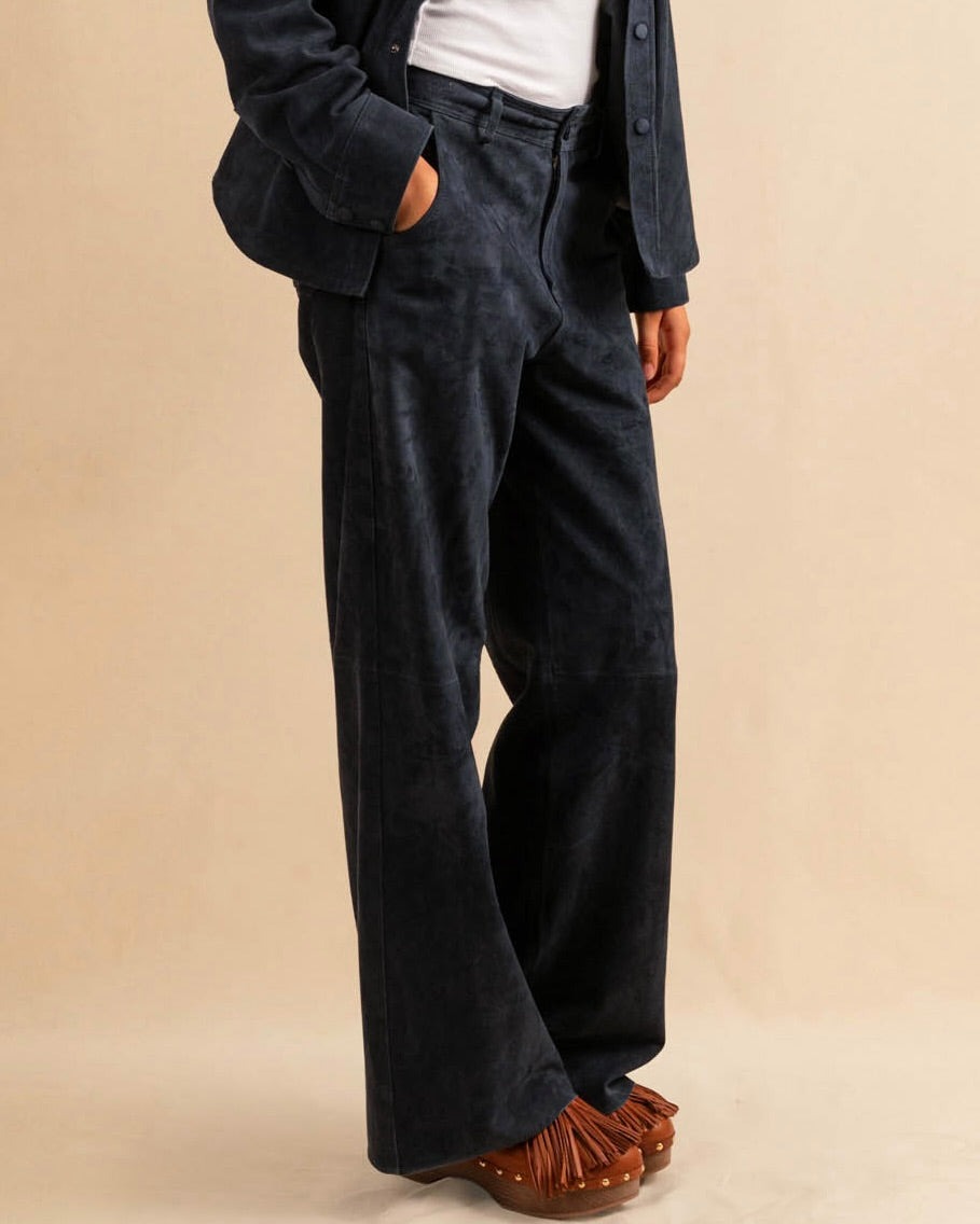 Unsere Wide Leg Leather Pants CLEO ist aus feinstem Veloursleder gefertigt und besticht durch seine sanft ausgestellte A-Linienform. Die weich fliessende Silhouette schmeichelt der Figur und verleiht dem Look eine besondere Note – lässig und stilvoll zugleich.