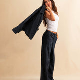 Unsere Wide Leg Leather Pants CLEO ist aus feinstem Veloursleder gefertigt und besticht durch seine sanft ausgestellte A-Linienform. Die weich fliessende Silhouette schmeichelt der Figur und verleiht dem Look eine besondere Note – lässig und stilvoll zugleich.