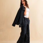 Unsere Wide Leg Leather Pants CLEO ist aus feinstem Veloursleder gefertigt und besticht durch seine sanft ausgestellte A-Linienform. Die weich fliessende Silhouette schmeichelt der Figur und verleiht dem Look eine besondere Note – lässig und stilvoll zugleich.