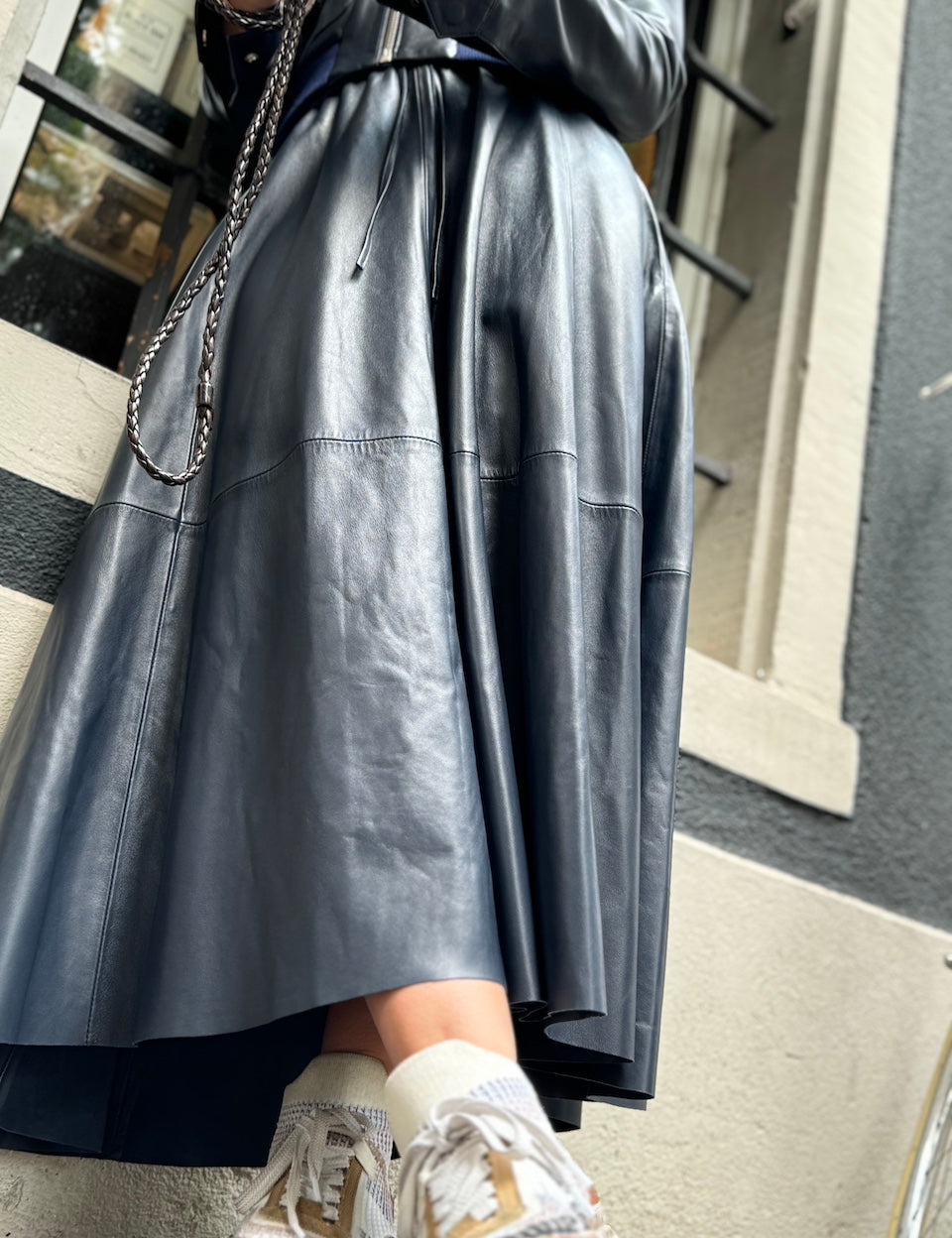 Der Lederrock JACKIE von LABEL17, gefertigt aus geschmeidigem Nappa-Leder, kombiniert eine lässige Passform mit einem bequemen Elastikbund. Er zaubert eine wunderschöne Silhouette und ist vielseitig einsetzbar. Handgefertigt in Marokko.