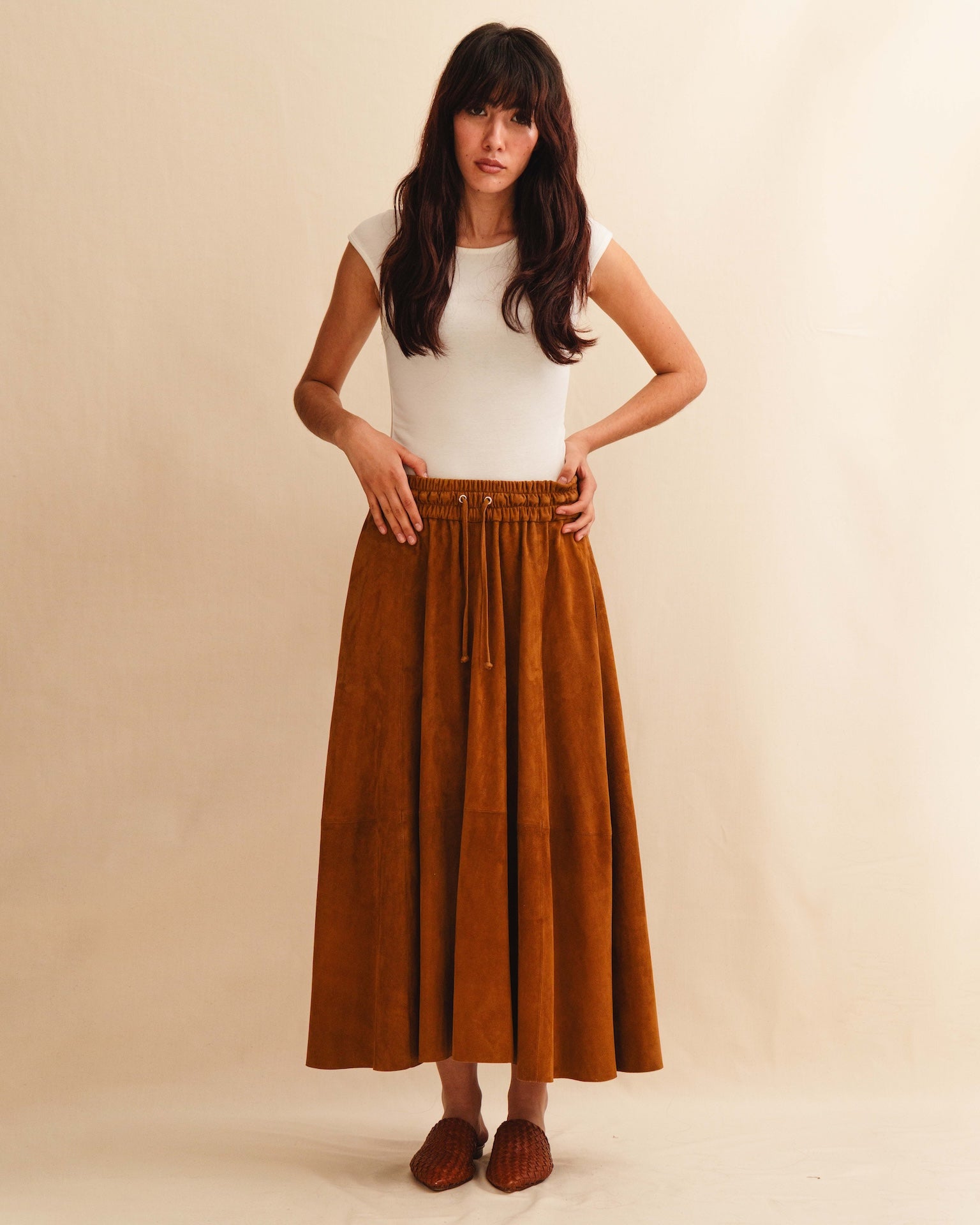 Der Lederrock JACKIE von LABEL17, gefertigt aus geschmeidigem Velours-Leder, kombiniert eine lässige Passform mit einem bequemen Elastikbund. Er zaubert eine wunderschöne Silhouette und ist vielseitig einsetzbar. Handgefertigt in Marokko.