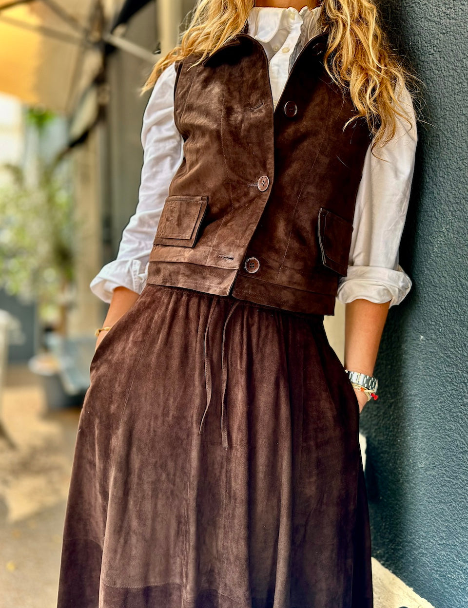 Der Lederrock JACKIE von LABEL17, gefertigt aus geschmeidigem Velours-Leder, kombiniert eine lässige Passform mit einem bequemen Elastikbund. Er zaubert eine wunderschöne Silhouette und ist vielseitig einsetzbar. Handgefertigt in Marokko.