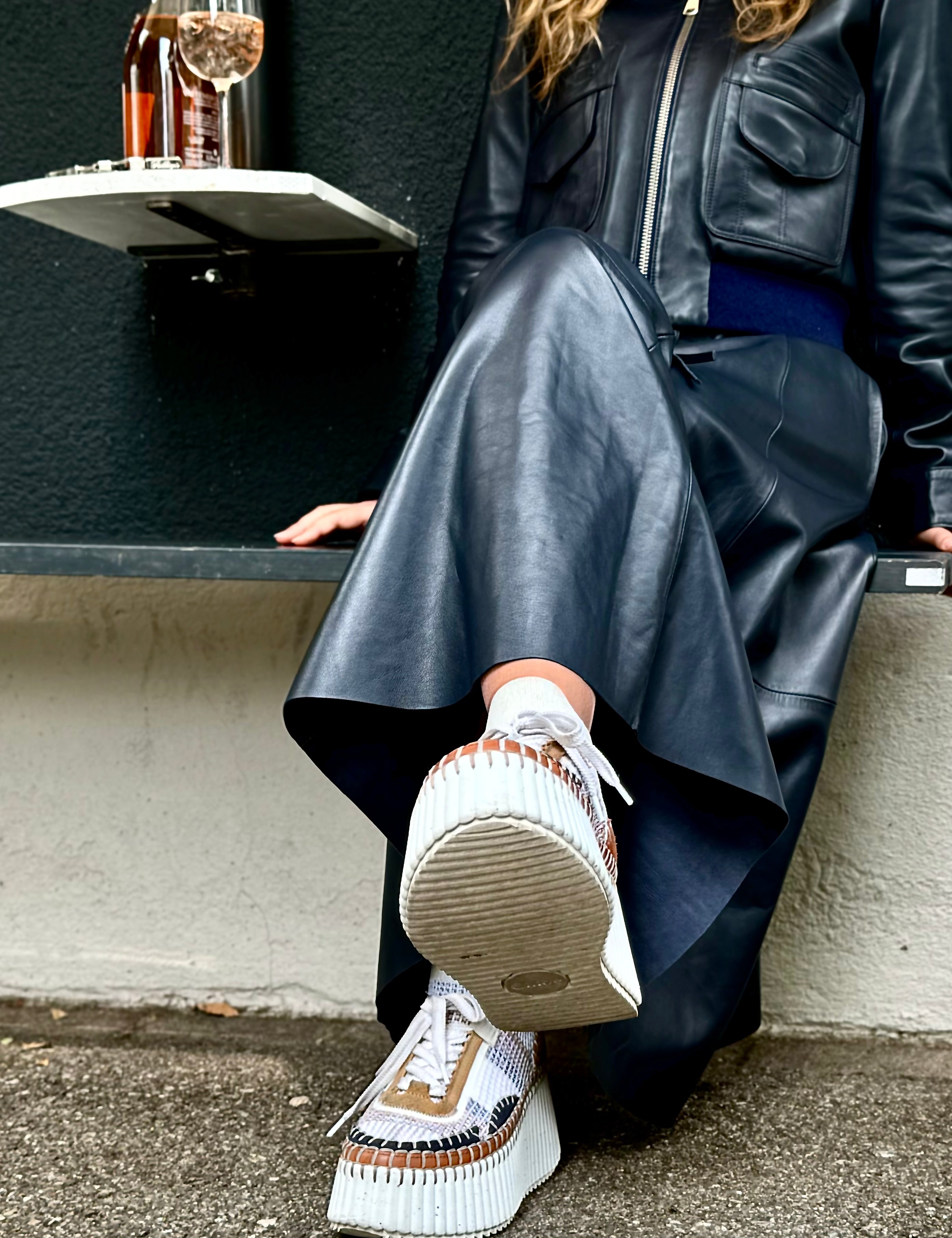Der Lederrock JACKIE von LABEL17, gefertigt aus geschmeidigem Nappa-Leder, kombiniert eine lässige Passform mit einem bequemen Elastikbund. Er zaubert eine wunderschöne Silhouette und ist vielseitig einsetzbar. Handgefertigt in Marokko.