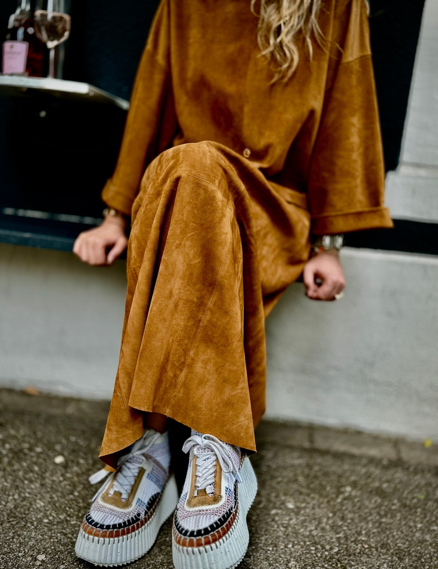Der Lederrock JACKIE von LABEL17, gefertigt aus geschmeidigem Velours-Leder, kombiniert eine lässige Passform mit einem bequemen Elastikbund. Er zaubert eine wunderschöne Silhouette und ist vielseitig einsetzbar. Handgefertigt in Marokko.