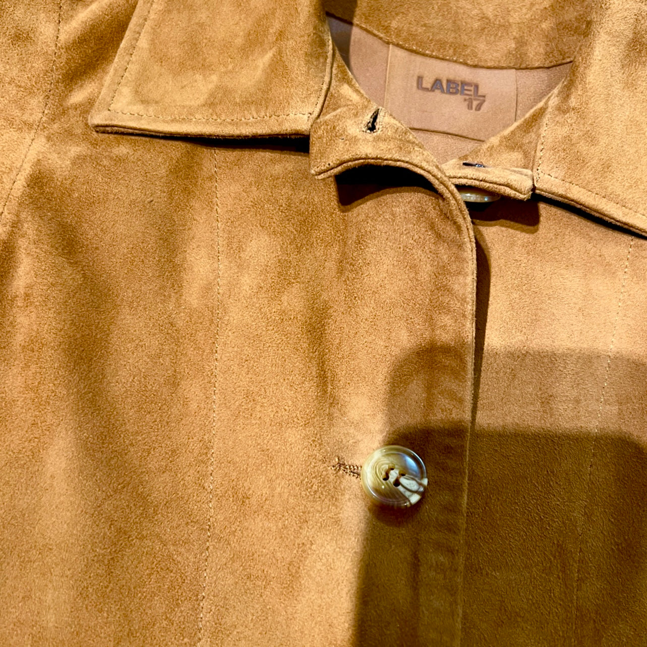 Die Leder Veste BABAH von LABEL17 ist aus weichem Velours-Leder gefertigt und bietet einen luxuriösen Tragekomfort. Dieses vielseitige Stück lässt sich als stilvolles Accessoire über einem klassischen weißen Hemd tragen und mit deiner Lieblingsjeans kombinieren, oder in Verbindung mit unserem Lederrock JACKIE für ein mutiges, elegantes Outfit. 
