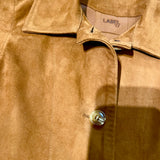 Die Leder Veste BABAH von LABEL17 ist aus weichem Velours-Leder gefertigt und bietet einen luxuriösen Tragekomfort. Dieses vielseitige Stück lässt sich als stilvolles Accessoire über einem klassischen weißen Hemd tragen und mit deiner Lieblingsjeans kombinieren, oder in Verbindung mit unserem Lederrock JACKIE für ein mutiges, elegantes Outfit. 