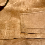Die Leder Veste BABAH von LABEL17 ist aus weichem Velours-Leder gefertigt und bietet einen luxuriösen Tragekomfort. Dieses vielseitige Stück lässt sich als stilvolles Accessoire über einem klassischen weißen Hemd tragen und mit deiner Lieblingsjeans kombinieren, oder in Verbindung mit unserem Lederrock JACKIE für ein mutiges, elegantes Outfit. 