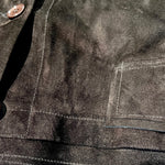 Die Leder Veste BABAH von LABEL17 ist aus weichem Velours-Leder gefertigt und bietet einen luxuriösen Tragekomfort. Dieses vielseitige Stück lässt sich als stilvolles Accessoire über einem klassischen weissen Hemd tragen und mit deiner Lieblingsjeans kombinieren, oder in Verbindung mit unserem Lederrock JACKIE für ein mutiges, elegantes Outfit. 