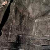 Die Leder Veste BABAH von LABEL17 ist aus weichem Velours-Leder gefertigt und bietet einen luxuriösen Tragekomfort. Dieses vielseitige Stück lässt sich als stilvolles Accessoire über einem klassischen weissen Hemd tragen und mit deiner Lieblingsjeans kombinieren, oder in Verbindung mit unserem Lederrock JACKIE für ein mutiges, elegantes Outfit. 