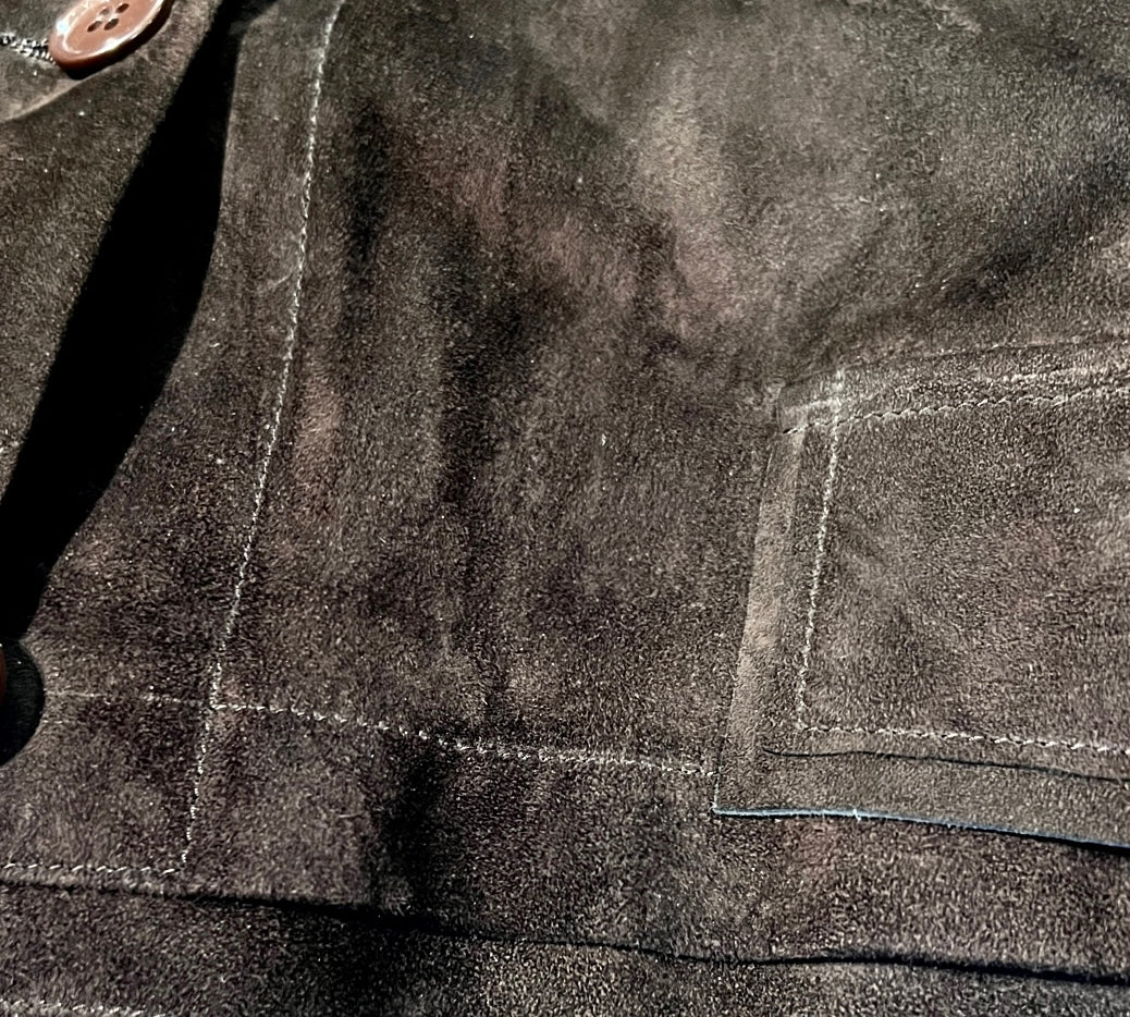Die Leder Veste BABAH von LABEL17 ist aus weichem Velours-Leder gefertigt und bietet einen luxuriösen Tragekomfort. Dieses vielseitige Stück lässt sich als stilvolles Accessoire über einem klassischen weissen Hemd tragen und mit deiner Lieblingsjeans kombinieren, oder in Verbindung mit unserem Lederrock JACKIE für ein mutiges, elegantes Outfit. 