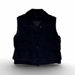 Die Leder Veste BABAH von LABEL17 ist aus weichem Velours-Leder gefertigt und bietet einen luxuriösen Tragekomfort. Dieses vielseitige Stück lässt sich als stilvolles Accessoire über einem klassischen weißen Hemd tragen und mit deiner Lieblingsjeans kombinieren, oder in Verbindung mit unserem Lederrock JACKIE für ein mutiges, elegantes Outfit. 