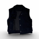 Die Leder Veste BABAH von LABEL17 ist aus weichem Velours-Leder gefertigt und bietet einen luxuriösen Tragekomfort. Dieses vielseitige Stück lässt sich als stilvolles Accessoire über einem klassischen weißen Hemd tragen und mit deiner Lieblingsjeans kombinieren, oder in Verbindung mit unserem Lederrock JACKIE für ein mutiges, elegantes Outfit. 