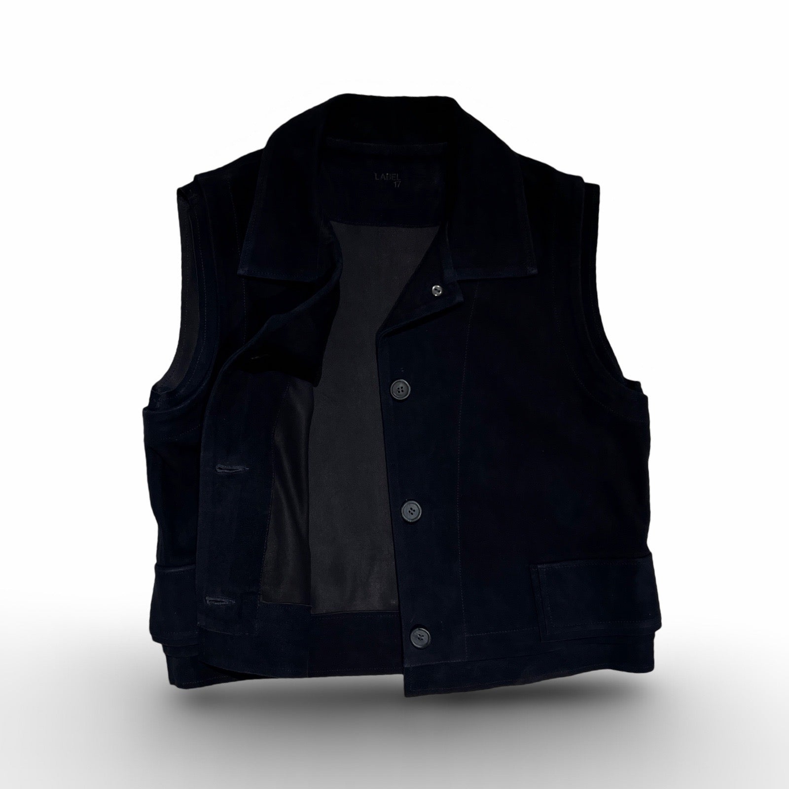 Die Leder Veste BABAH von LABEL17 ist aus weichem Velours-Leder gefertigt und bietet einen luxuriösen Tragekomfort. Dieses vielseitige Stück lässt sich als stilvolles Accessoire über einem klassischen weißen Hemd tragen und mit deiner Lieblingsjeans kombinieren, oder in Verbindung mit unserem Lederrock JACKIE für ein mutiges, elegantes Outfit. 