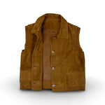 Die Leder Veste BABAH von LABEL17 ist aus weichem Velours-Leder gefertigt und bietet einen luxuriösen Tragekomfort. Dieses vielseitige Stück lässt sich als stilvolles Accessoire über einem klassischen weißen Hemd tragen und mit deiner Lieblingsjeans kombinieren, oder in Verbindung mit unserem Lederrock JACKIE für ein mutiges, elegantes Outfit. 