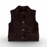 Die Leder Veste BABAH von LABEL17 ist aus weichem Velours-Leder gefertigt und bietet einen luxuriösen Tragekomfort. Dieses vielseitige Stück lässt sich als stilvolles Accessoire über einem klassischen weißen Hemd tragen und mit deiner Lieblingsjeans kombinieren, oder in Verbindung mit unserem Lederrock JACKIE für ein mutiges, elegantes Outfit. 