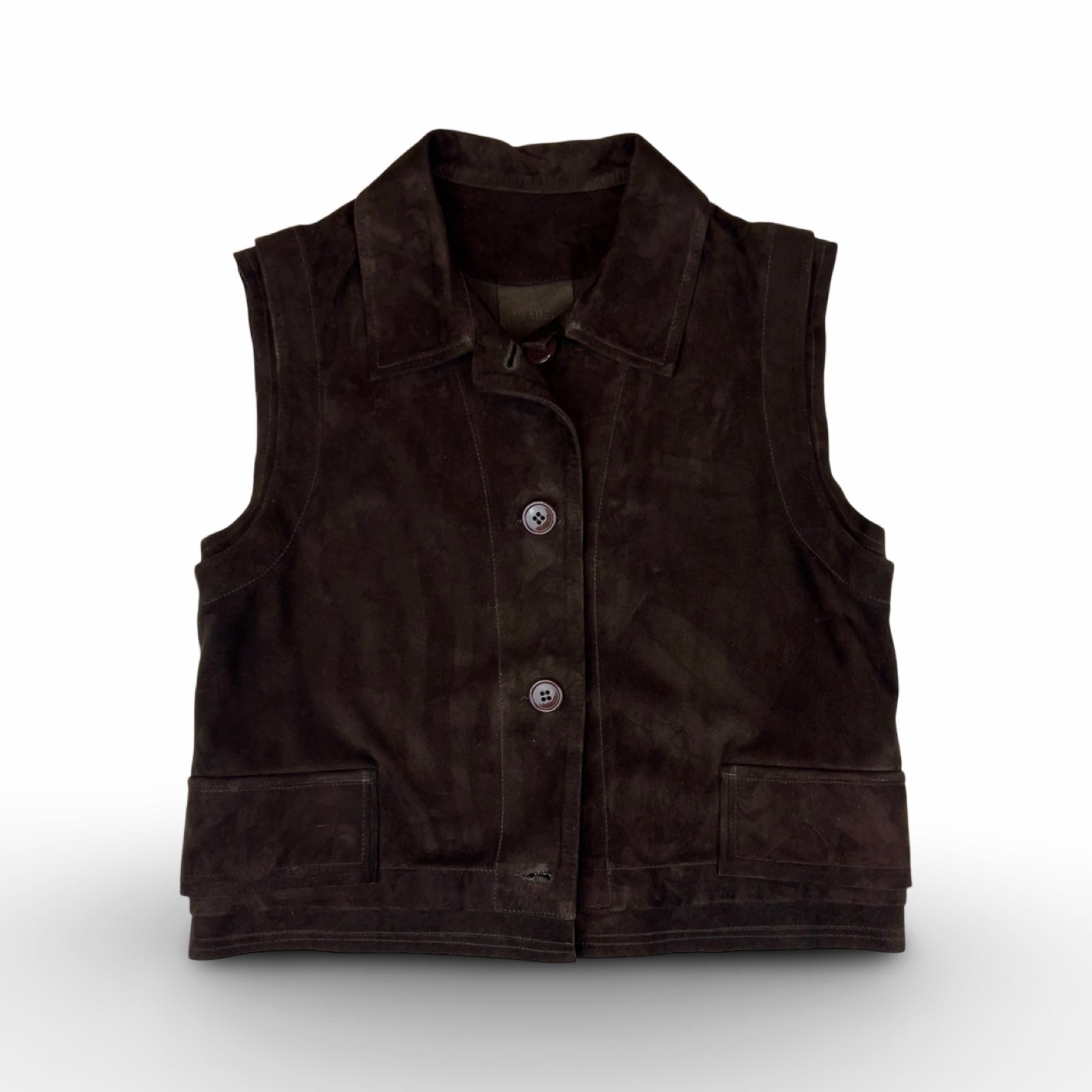 Die Leder Veste BABAH von LABEL17 ist aus weichem Velours-Leder gefertigt und bietet einen luxuriösen Tragekomfort. Dieses vielseitige Stück lässt sich als stilvolles Accessoire über einem klassischen weißen Hemd tragen und mit deiner Lieblingsjeans kombinieren, oder in Verbindung mit unserem Lederrock JACKIE für ein mutiges, elegantes Outfit. 