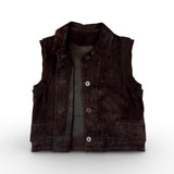 Die Leder Veste BABAH von LABEL17 ist aus weichem Velours-Leder gefertigt und bietet einen luxuriösen Tragekomfort. Dieses vielseitige Stück lässt sich als stilvolles Accessoire über einem klassischen weißen Hemd tragen und mit deiner Lieblingsjeans kombinieren, oder in Verbindung mit unserem Lederrock JACKIE für ein mutiges, elegantes Outfit. 