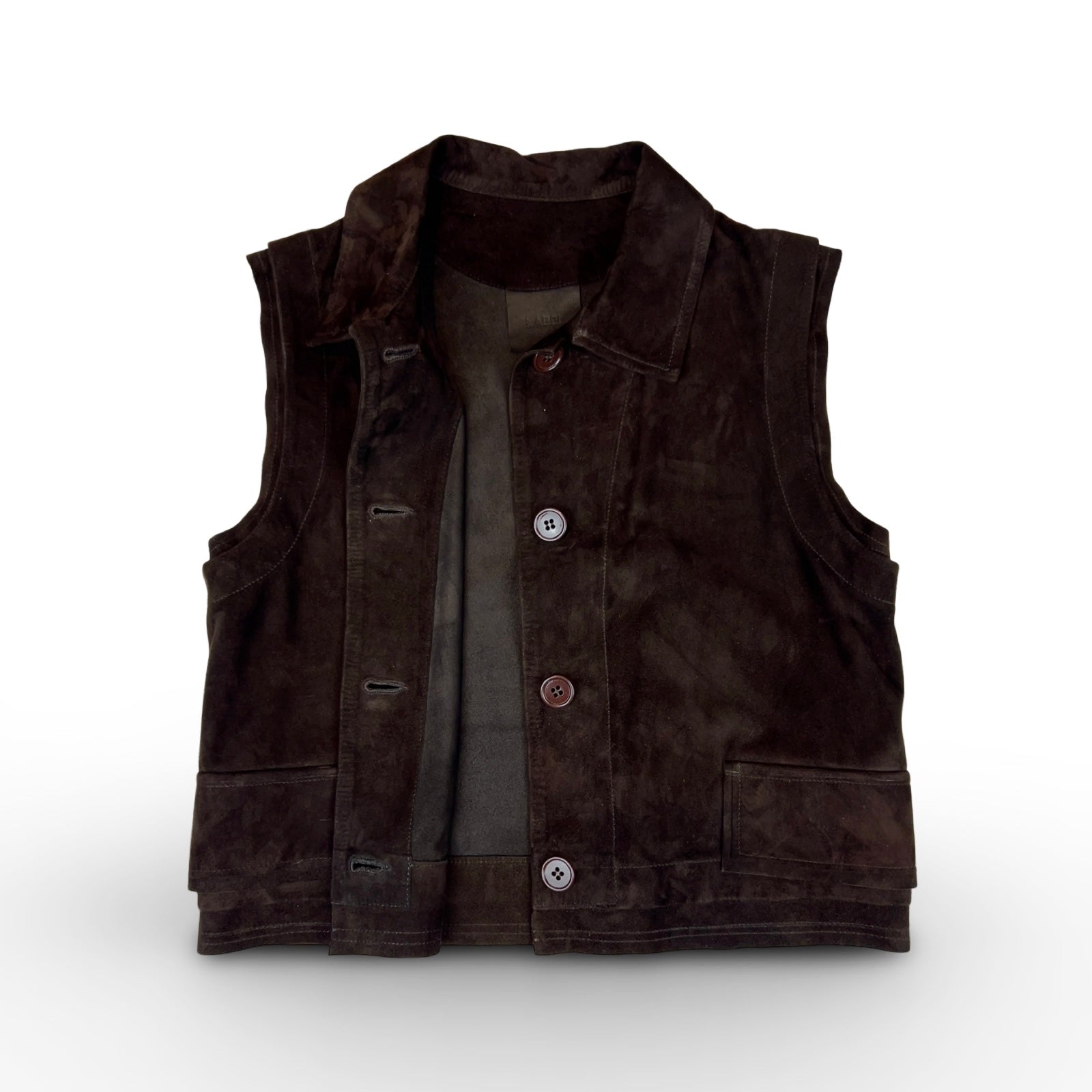Die Leder Veste BABAH von LABEL17 ist aus weichem Velours-Leder gefertigt und bietet einen luxuriösen Tragekomfort. Dieses vielseitige Stück lässt sich als stilvolles Accessoire über einem klassischen weißen Hemd tragen und mit deiner Lieblingsjeans kombinieren, oder in Verbindung mit unserem Lederrock JACKIE für ein mutiges, elegantes Outfit. 