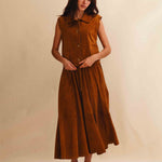 Die Leder Veste BABAH von LABEL17 ist aus weichem Velours-Leder gefertigt und bietet einen luxuriösen Tragekomfort. Dieses vielseitige Stück lässt sich als stilvolles Accessoire über einem klassischen weißen Hemd tragen und mit deiner Lieblingsjeans kombinieren, oder in Verbindung mit unserem Lederrock JACKIE für ein mutiges, elegantes Outfit. 