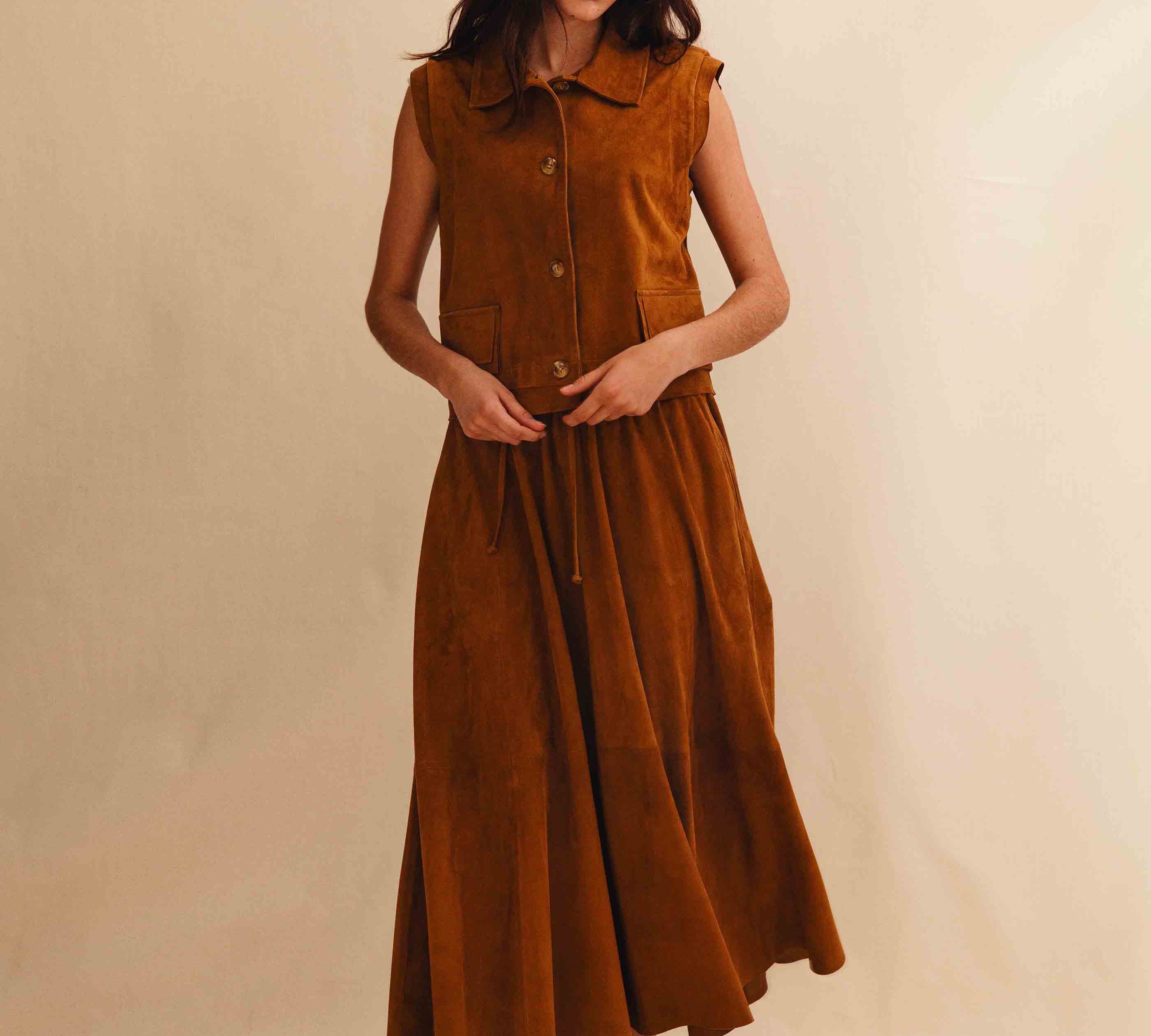 Die Leder Veste BABAH von LABEL17 ist aus weichem Velours-Leder gefertigt und bietet einen luxuriösen Tragekomfort. Dieses vielseitige Stück lässt sich als stilvolles Accessoire über einem klassischen weißen Hemd tragen und mit deiner Lieblingsjeans kombinieren, oder in Verbindung mit unserem Lederrock JACKIE für ein mutiges, elegantes Outfit. 