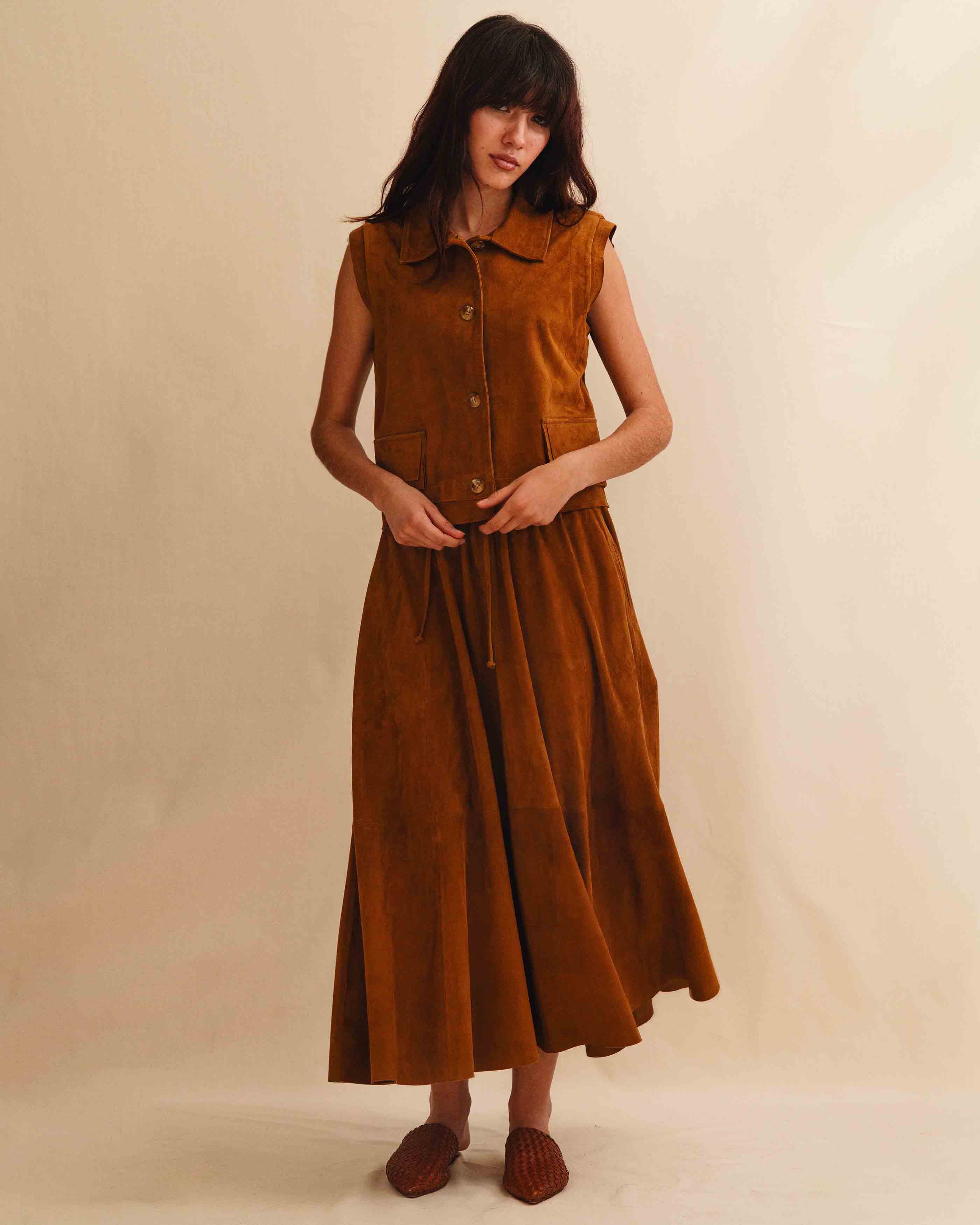 Die Leder Veste BABAH von LABEL17 ist aus weichem Velours-Leder gefertigt und bietet einen luxuriösen Tragekomfort. Dieses vielseitige Stück lässt sich als stilvolles Accessoire über einem klassischen weißen Hemd tragen und mit deiner Lieblingsjeans kombinieren, oder in Verbindung mit unserem Lederrock JACKIE für ein mutiges, elegantes Outfit. 