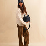 Die Braided Mule COCO in Denim von LABEL17 vereint handwerkliche Sorgfalt mit müheloser Eleganz. Von Hand geflochten aus hochwertigem gewaschenem Baumwoll-Denim verleiht sie jedem Look eine besondere Textur. Die feine Ledersohle mit 1.5 cm Absatz sorgt für Tragekomfort und eine elegante Silhouette. Handgefertigt in Marokko.