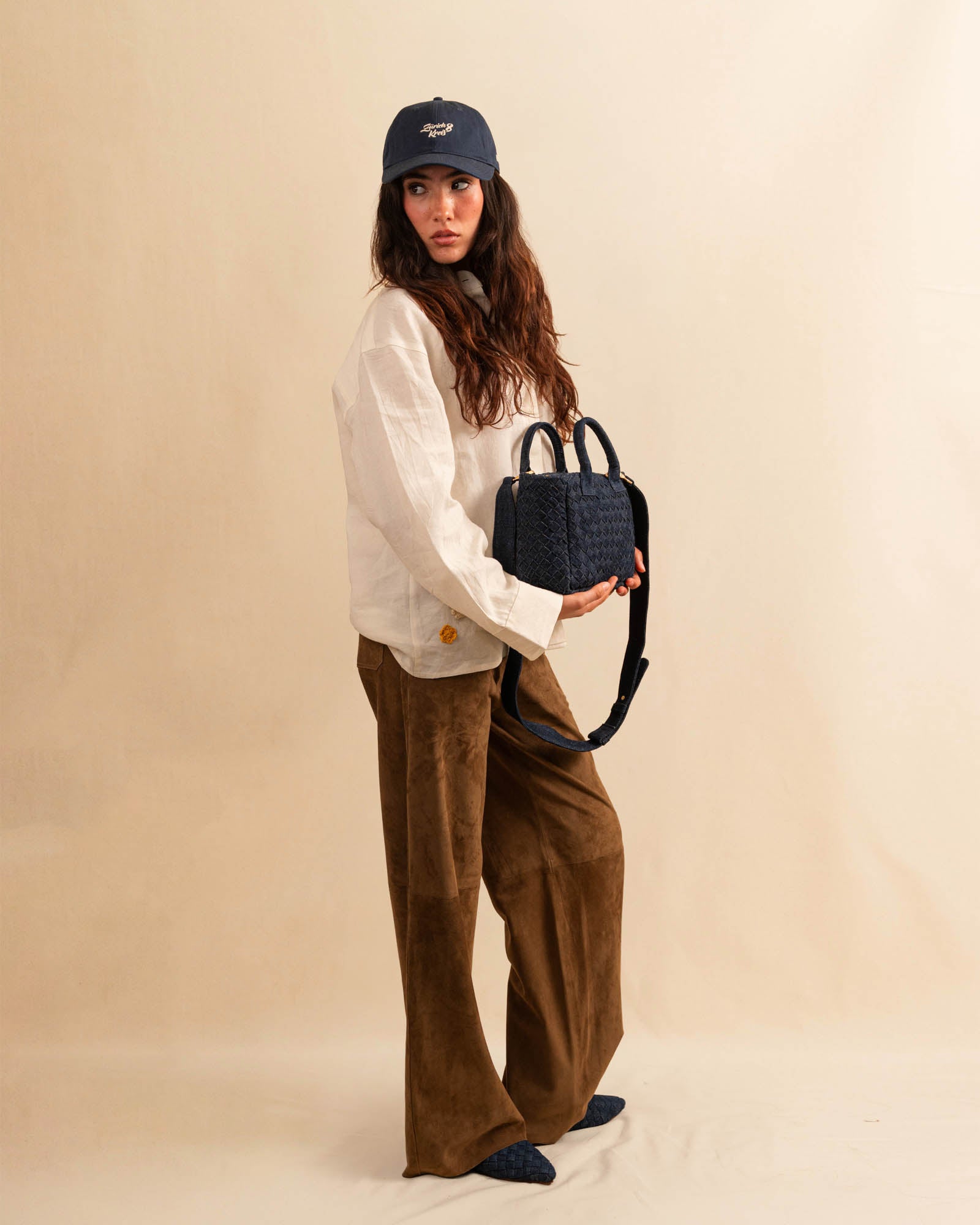 Die Braided Mule COCO in Denim von LABEL17 vereint handwerkliche Sorgfalt mit müheloser Eleganz. Von Hand geflochten aus hochwertigem gewaschenem Baumwoll-Denim verleiht sie jedem Look eine besondere Textur. Die feine Ledersohle mit 1.5 cm Absatz sorgt für Tragekomfort und eine elegante Silhouette. Handgefertigt in Marokko.