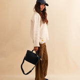 Die Braided Mule COCO in Denim von LABEL17 vereint handwerkliche Sorgfalt mit müheloser Eleganz. Von Hand geflochten aus hochwertigem gewaschenem Baumwoll-Denim verleiht sie jedem Look eine besondere Textur. Die feine Ledersohle mit 1.5 cm Absatz sorgt für Tragekomfort und eine elegante Silhouette. Handgefertigt in Marokko.