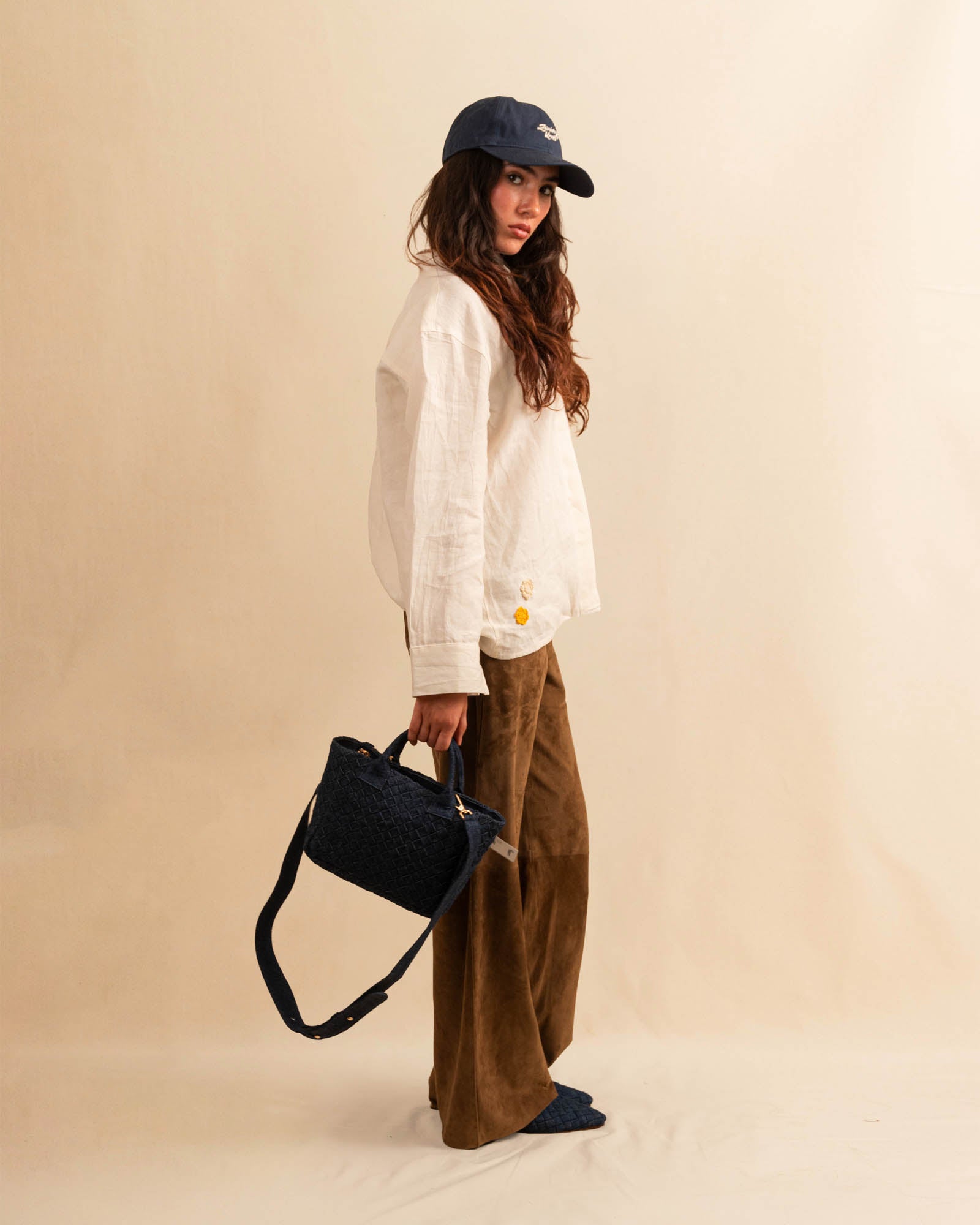 Die Braided Mule COCO in Denim von LABEL17 vereint handwerkliche Sorgfalt mit müheloser Eleganz. Von Hand geflochten aus hochwertigem gewaschenem Baumwoll-Denim verleiht sie jedem Look eine besondere Textur. Die feine Ledersohle mit 1.5 cm Absatz sorgt für Tragekomfort und eine elegante Silhouette. Handgefertigt in Marokko.