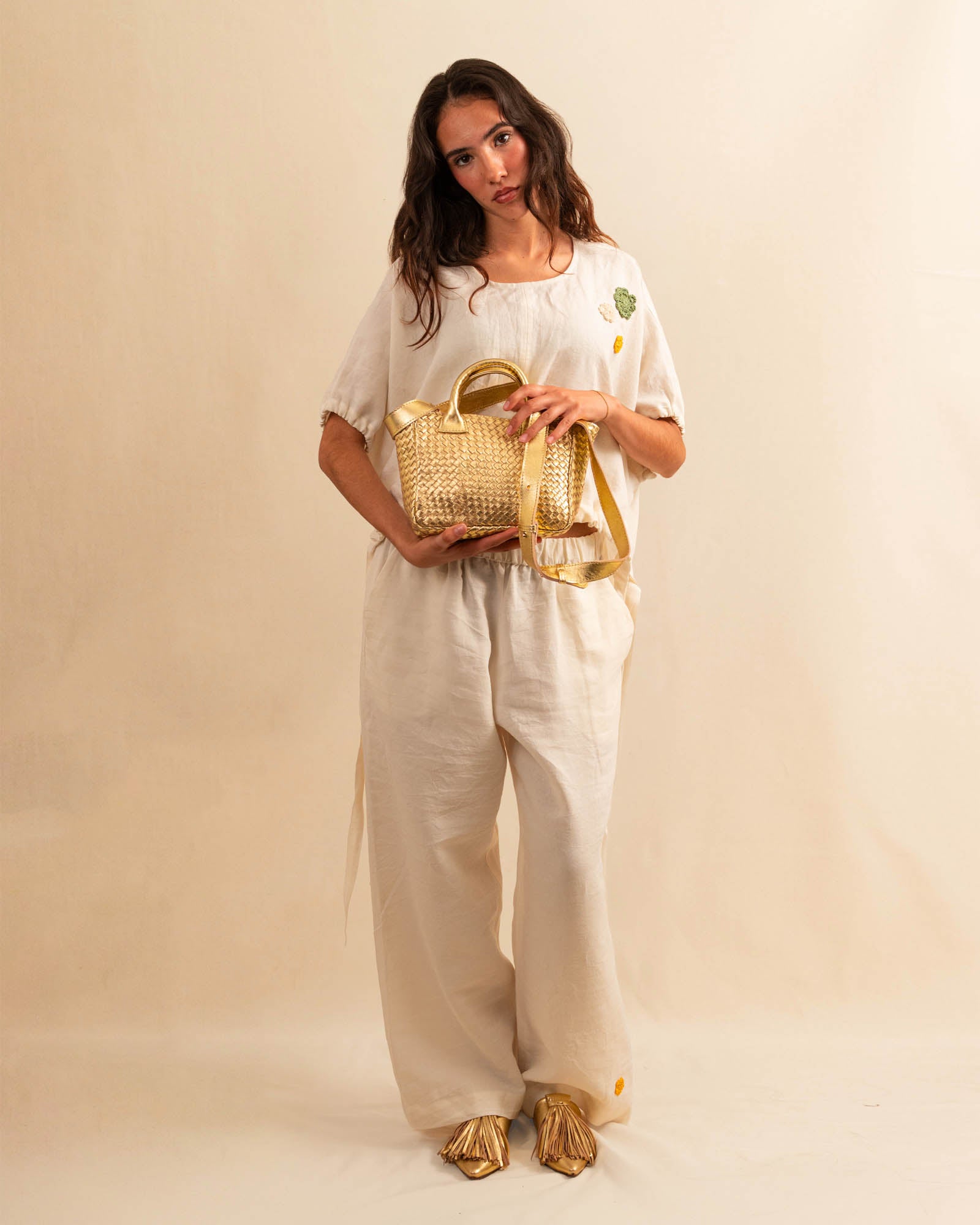 Die Handtasche Cabas Mini von LABEL17 ist die kleinste Version der beliebten Cabas-Linie – eine leichte Handtasche aus geschmeidigem, vegetabil gegerbtem Nappa-Leder. Handgeflochten, mit Reißverschluss und verstellbarem, abnehmbarem Schulterriemen. Das lederausgekleidete Innenfach verfügt über eine sichere Innentasche. Ob als Umhängetasche oder in der Hand getragen – ideal für das Wesentliche unterwegs. Handgefertigt in Marokko.