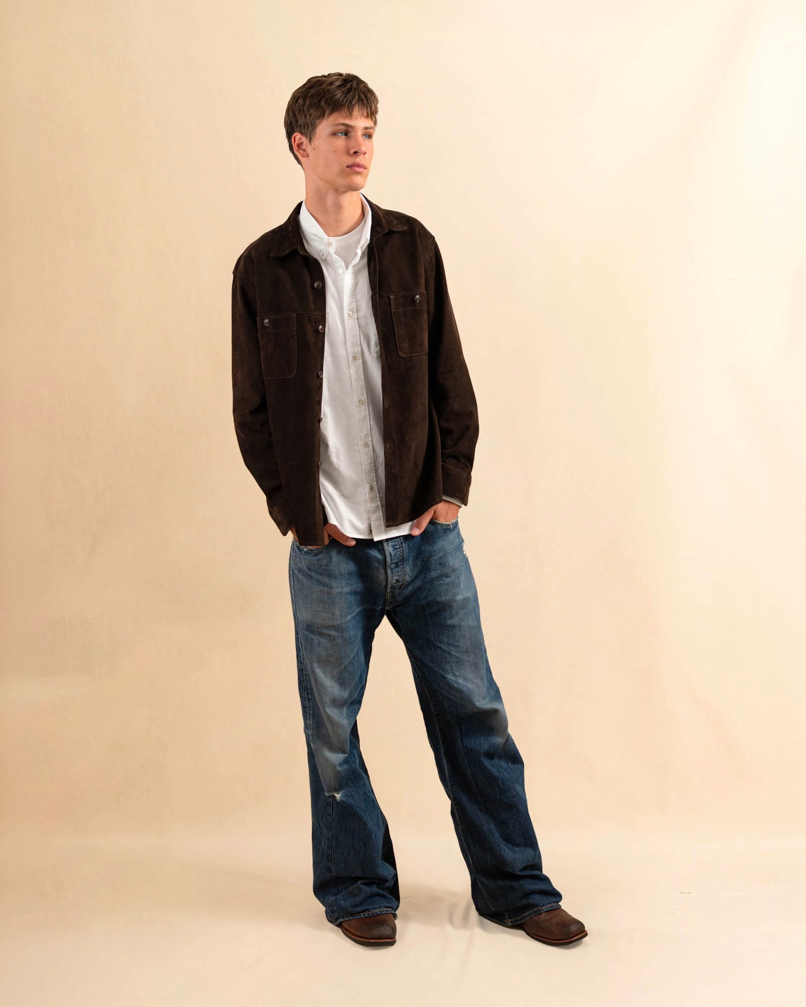Das Leather Overshirt OLIVIER von LABEL17 ,aus hochwertigem Veloursleder ,überzeugt mit klassischen Hemd-Details: Button-Down-Schnitt, zwei grosse Brusttaschen mit Knopf und ein kleiner Stifthalter als verspieltes Finish. Unisex.
