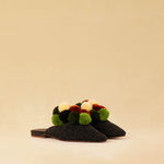 Leicht und verspielt bestechen die schwarzen Raffia Mules GELATO von LABEL17 durch die reduzierte Form und die farbigen Pompoms als Highlight. Von Hand geflochten, ein raffiniertes Essential für den Sommer.