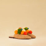 Leicht und verspielt bestechen die nuturfarbene Raffia Mules GELATO von LABEL17 durch die reduzierte Form und die farbigen Pompoms als Highlight. Von Hand geflochten, ein raffiniertes Essential für den Sommer.