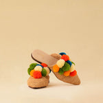 Leicht und verspielt bestechen die nuturfarbene Raffia Mules GELATO von LABEL17 durch die reduzierte Form und die farbigen Pompoms als Highlight. Von Hand geflochten, ein raffiniertes Essential für den Sommer.