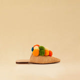 Leicht und verspielt bestechen die nuturfarbene Raffia Mules GELATO von LABEL17 durch die reduzierte Form und die farbigen Pompoms als Highlight. Von Hand geflochten, ein raffiniertes Essential für den Sommer.