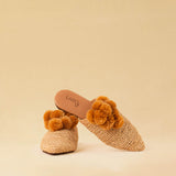 Leicht und verspielt bestechen die nuturfarbene Raffia Mules GELATO von LABEL17 durch die reduzierte Form und die naturfarbenen Pompoms als Highlight. Von Hand geflochten, ein raffiniertes Essential für den Sommer.