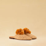 Leicht und verspielt bestechen die nuturfarbene Raffia Mules GELATO von LABEL17 durch die reduzierte Form und die naturfarbenen Pompoms als Highlight. Von Hand geflochten, ein raffiniertes Essential für den Sommer.