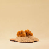 Leicht und verspielt bestechen die nuturfarbene Raffia Mules GELATO von LABEL17 durch die reduzierte Form und die naturfarbenen Pompoms als Highlight. Von Hand geflochten, ein raffiniertes Essential für den Sommer.