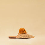 Leicht und verspielt bestechen die nuturfarbene Raffia Mules GELATO von LABEL17 durch die reduzierte Form und die naturfarbenen Pompoms als Highlight. Von Hand geflochten, ein raffiniertes Essential für den Sommer.