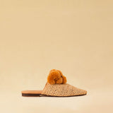 Leicht und verspielt bestechen die nuturfarbene Raffia Mules GELATO von LABEL17 durch die reduzierte Form und die naturfarbenen Pompoms als Highlight. Von Hand geflochten, ein raffiniertes Essential für den Sommer.