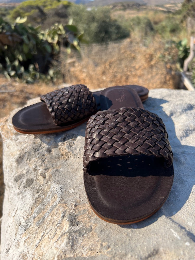 Flat leather Sandal RIVIERA by LABEL17, crafted from fine, hand-braided lamb nappa leather. Featuring a 1.5 cm heel with a Vibram sole for durability and comfort. The leather is meticulously braided by hand in Morocco before being handcrafted into the final sandal in Greece.