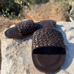 Flat leather Sandal RIVIERA by LABEL17, crafted from fine, hand-braided lamb nappa leather. Featuring a 1.5 cm heel with a Vibram sole for durability and comfort. The leather is meticulously braided by hand in Morocco before being handcrafted into the final sandal in Greece.