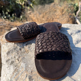 Handgeflochtene Leder-Sandale von LABEL17 aus feinem, pflanzlich gegerbtem Lamm-Nappaleder mit einem Absatz mit Vibram-Sohle. Geflochten in Marokko, der Schuh wird anschliessend in Griechenland handgefertigt.