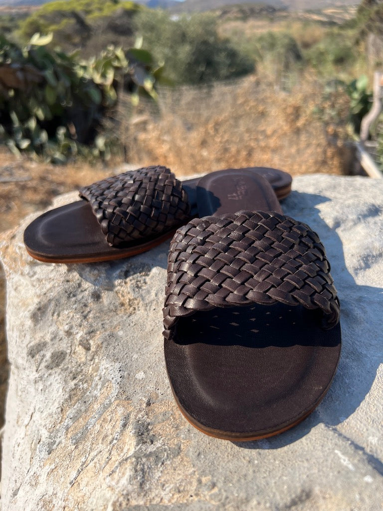 Handgeflochtene Leder-Sandale von LABEL17 aus feinem, pflanzlich gegerbtem Lamm-Nappaleder mit einem Absatz mit Vibram-Sohle. Geflochten in Marokko, der Schuh wird anschliessend in Griechenland handgefertigt.