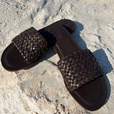 Handgeflochtene Leder-Sandale von LABEL17 aus feinem, pflanzlich gegerbtem Lamm-Nappaleder mit einem Absatz mit Vibram-Sohle. Geflochten in Marokko, der Schuh wird anschliessend in Griechenland handgefertigt.