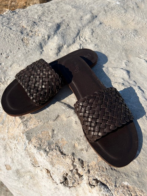 Handgeflochtene Leder-Sandale von LABEL17 aus feinem, pflanzlich gegerbtem Lamm-Nappaleder mit einem Absatz mit Vibram-Sohle. Geflochten in Marokko, der Schuh wird anschliessend in Griechenland handgefertigt.