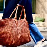 Shoulder Bag XL (Weekender), Cognac, von LABEL17: gefertigt aus geschmeidigem, pflanzlich gegerbtem Lamm-Nappaleder, von Hand geflochten mit zusätzlichem, ebenfalls von Hand geflochtenem Etui zur Organisation innerhalb der Tasche. Handgefertigt in Marokko.