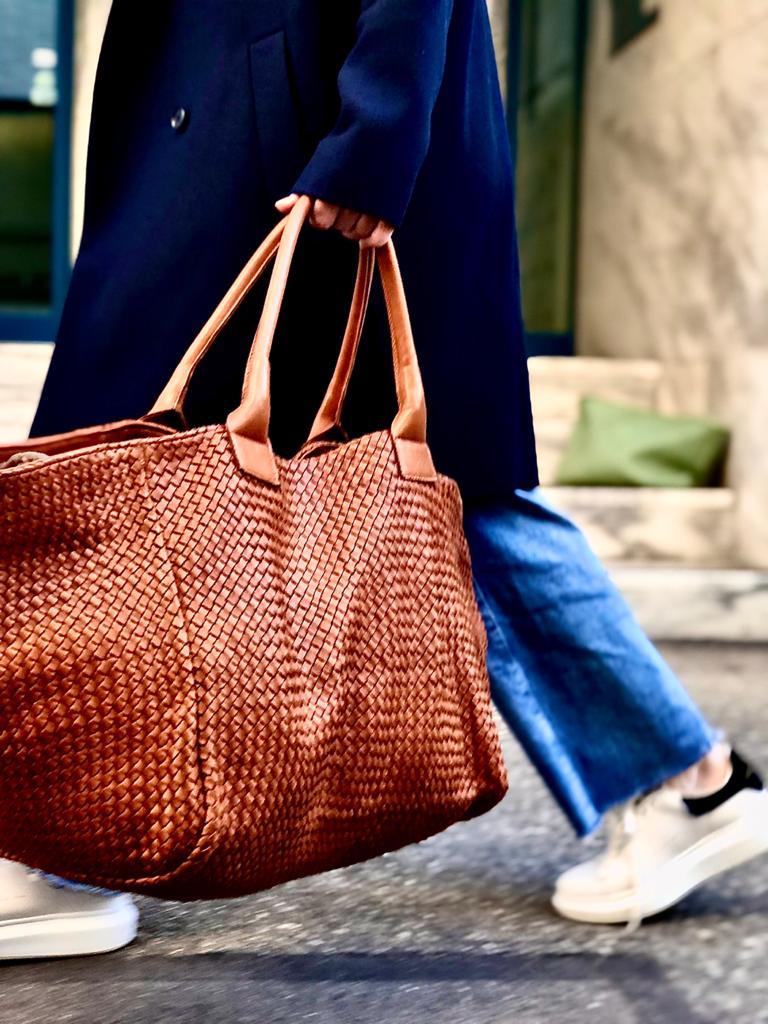 Shoulder Bag XL (Weekender), Cognac, von LABEL17: gefertigt aus geschmeidigem, pflanzlich gegerbtem Lamm-Nappaleder, von Hand geflochten mit zusätzlichem, ebenfalls von Hand geflochtenem Etui zur Organisation innerhalb der Tasche. Handgefertigt in Marokko.